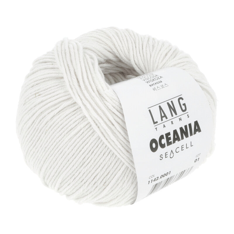 Freigestelltes Wollknäuel der Oceania von Lang Yarns. Es handelt sich um ein Baumwollgarn mit Seacell in der Farbe weiß 0001