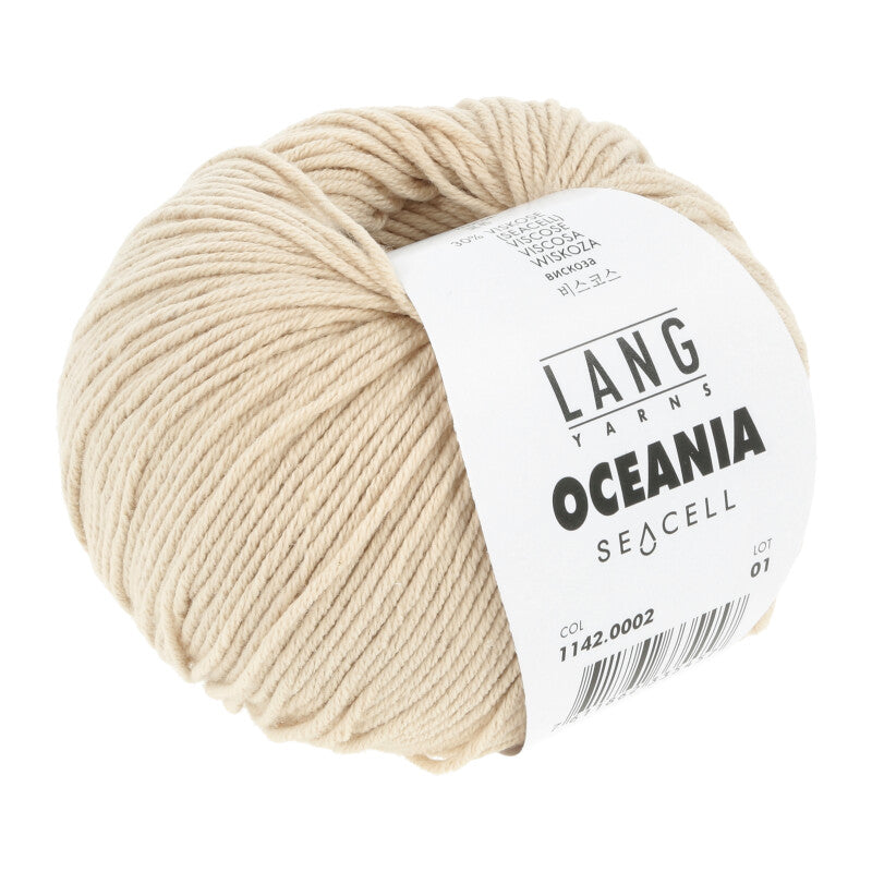 Freigestelltes Wollknäuel der Oceania von Lang Yarns. Es handelt sich um ein Baumwollgarn mit Seacell in der Farbe hellbeige 0002 