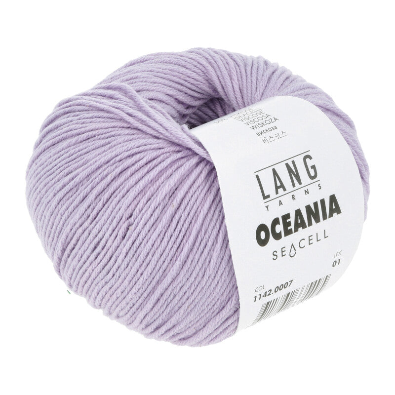 Freigestelltes Wollknäuel der Oceania von Lang Yarns. Es handelt sich um ein Baumwollgarn mit Seacell in der Farbe flieder 0007