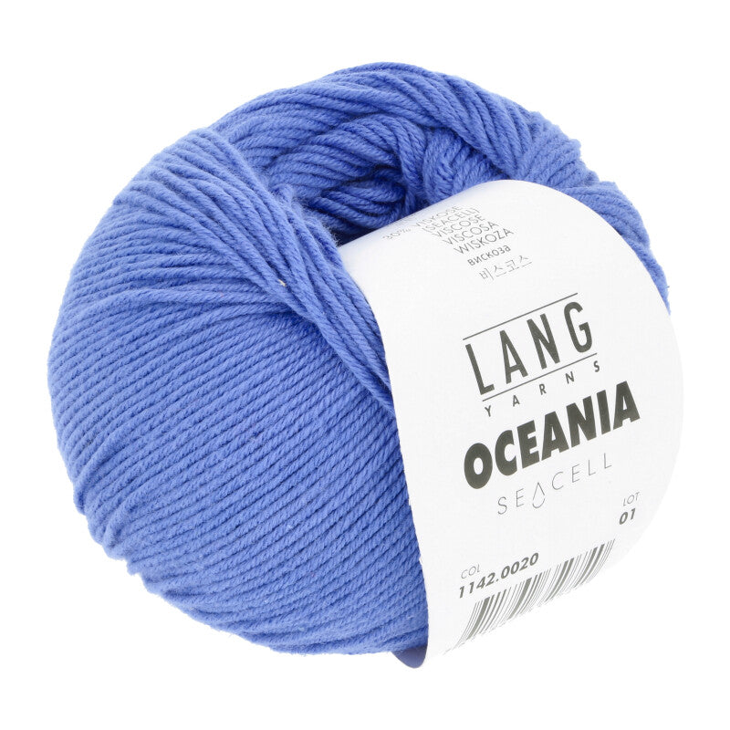 Freigestelltes Wollknäuel der Oceania von Lang Yarns. Es handelt sich um ein Baumwollgarn mit Seacell in der Farbe kobaltblau 0020
