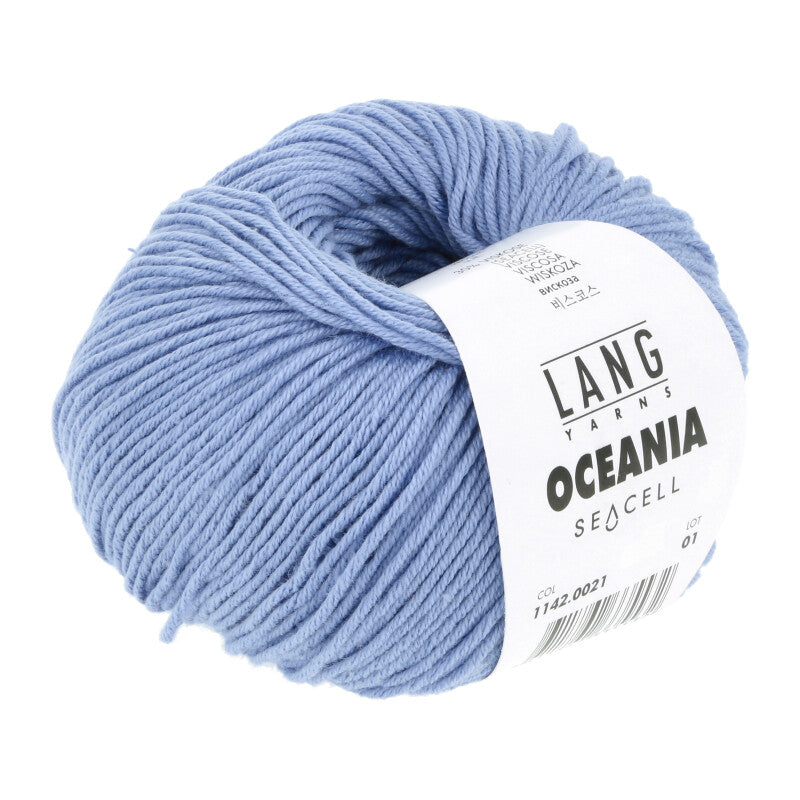 Freigestelltes Wollknäuel der Oceania von Lang Yarns. Es handelt sich um ein Baumwollgarn mit Seacell in der Farbe hellblau 0021