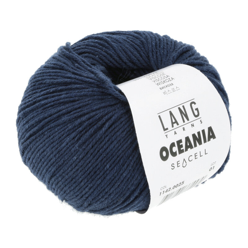 Freigestelltes Wollknäuel der Oceania von Lang Yarns. Es handelt sich um ein Baumwollgarn mit Seacell in der Farbe navy 0025