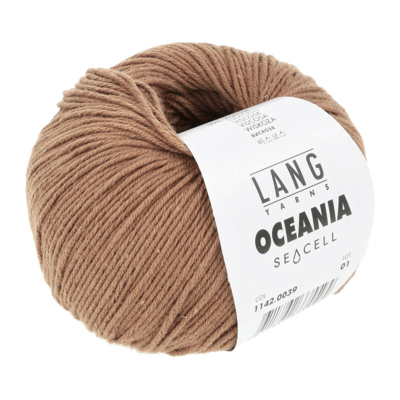 Freigestelltes Wollknäuel der Oceania von Lang Yarns. Es handelt sich um ein Baumwollgarn mit Seacell in der Farbe hellbraun 0039