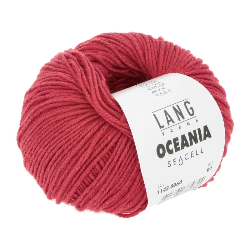 Freigestelltes Wollknäuel der Oceania von Lang Yarns. Es handelt sich um ein Baumwollgarn mit Seacell in der Farbe rot 0060