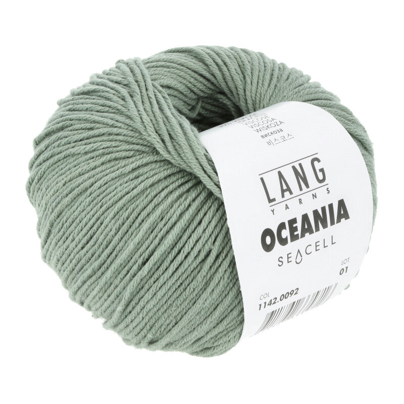 Freigestelltes Wollknäuel der Oceania von Lang Yarns. Es handelt sich um ein Baumwollgarn mit Seacell in der Farbe salbeigrün 0092