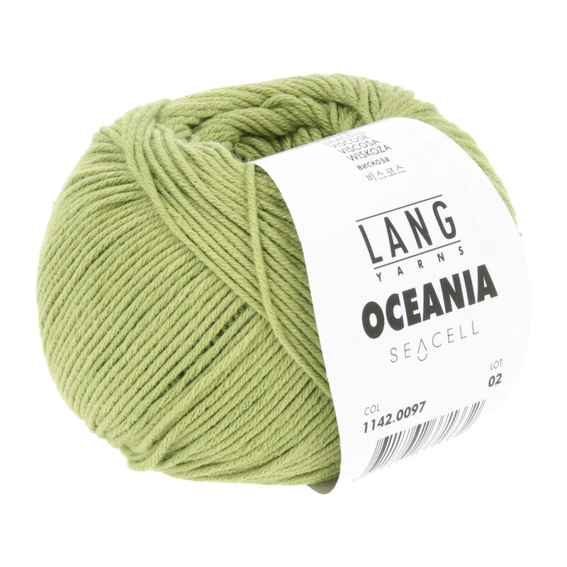 Freigestelltes Wollknäuel der Oceania von Lang Yarns. Es handelt sich um ein Baumwollgarn mit Seacell in der Farbe matcha 0097
