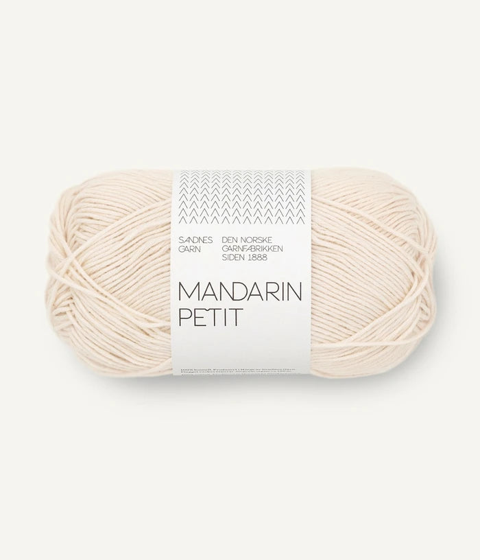 Freigestelltes Garnknäuel von Sandnes Garn Mandarin Petit Baumwolle in beige