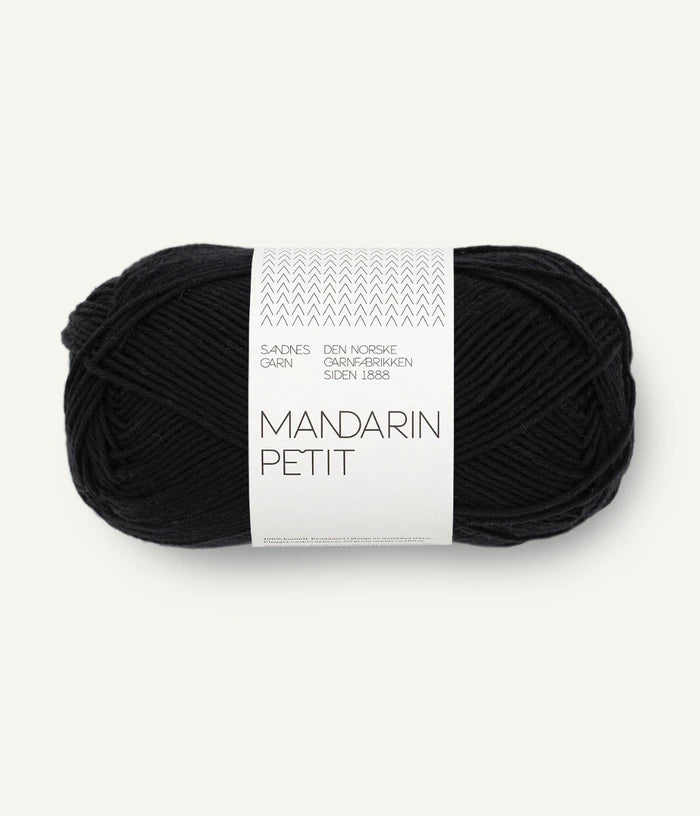 Freigestelltes Garnknäuel von Sandnes Garn Mandarin Petit Baumwolle in schwarz
