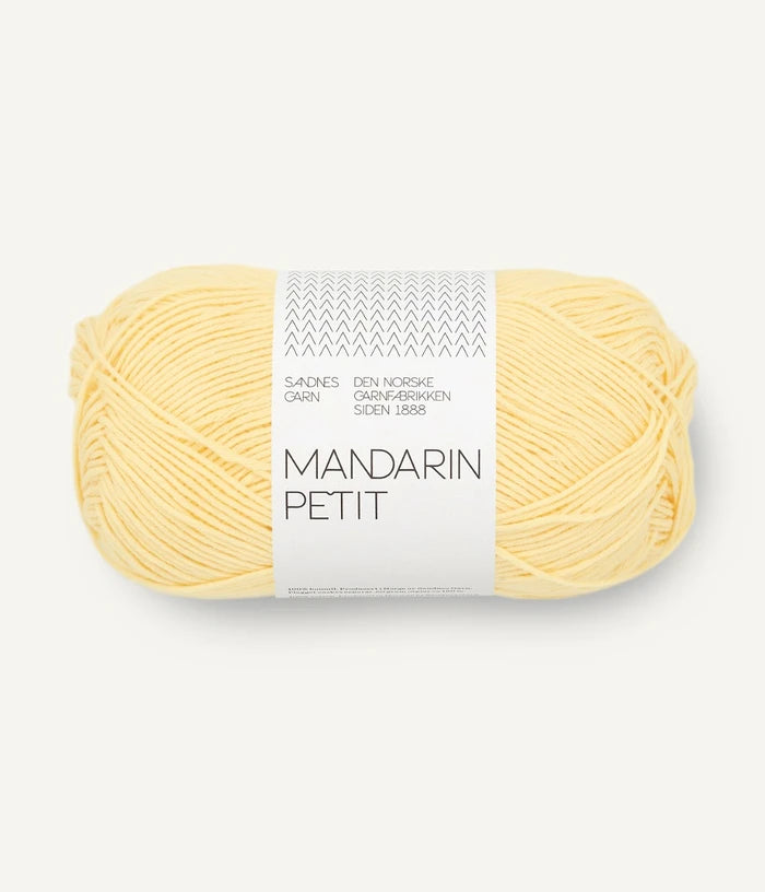 Freigestelltes Garnknäuel von Sandnes Garn Mandarin Petit Baumwolle in butter yellow