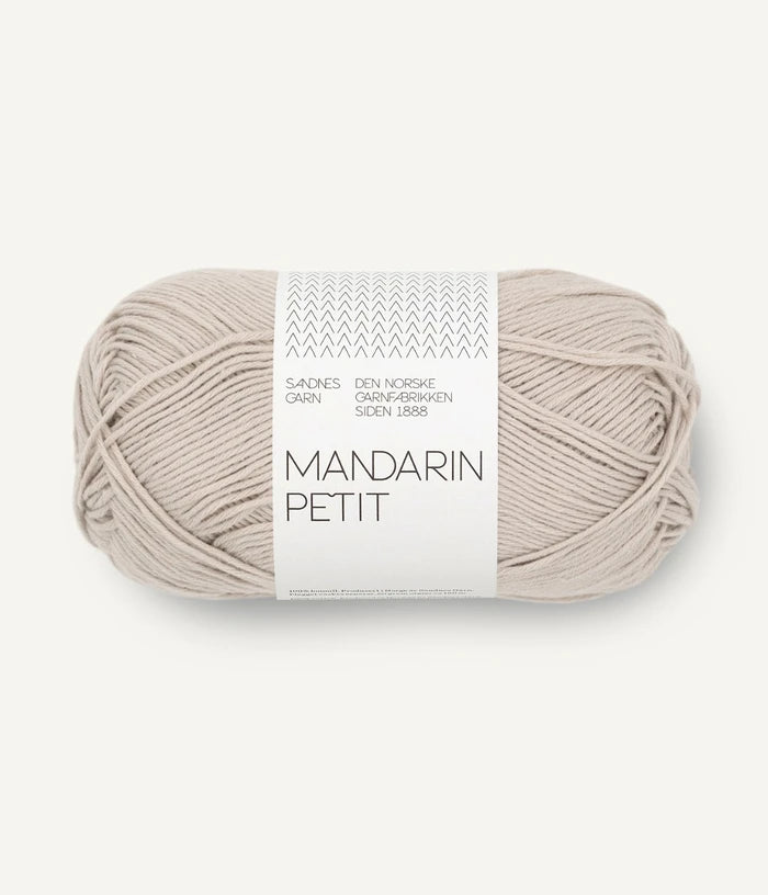 Freigestelltes Garnknäuel von Sandnes Garn Mandarin Petit Baumwolle in taupe