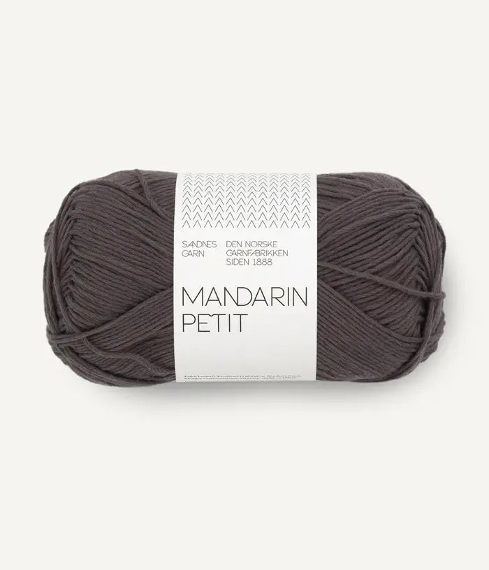 Freigestelltes Garnknäuel von Sandnes Garn Mandarin Petit Baumwolle in braun