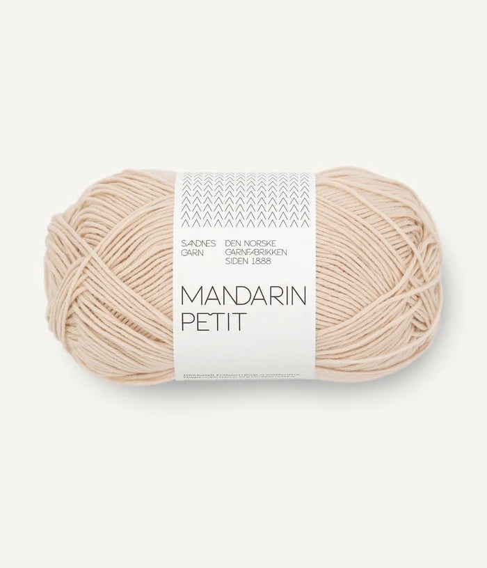 Freigestelltes Garnknäuel von Sandnes Garn Mandarin Petit Baumwolle in beige