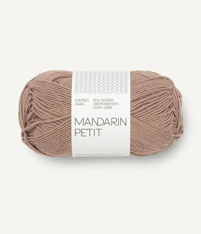 Freigestelltes Garnknäuel von Sandnes Garn Mandarin Petit Baumwolle in taupe