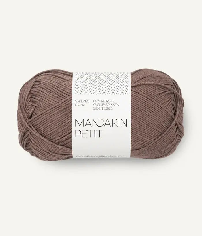 Freigestelltes Garnknäuel von Sandnes Garn Mandarin Petit Baumwolle in hellbraun