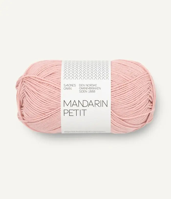 Freigestelltes Garnknäuel von Sandnes Garn Mandarin Petit Baumwolle in baby rosa