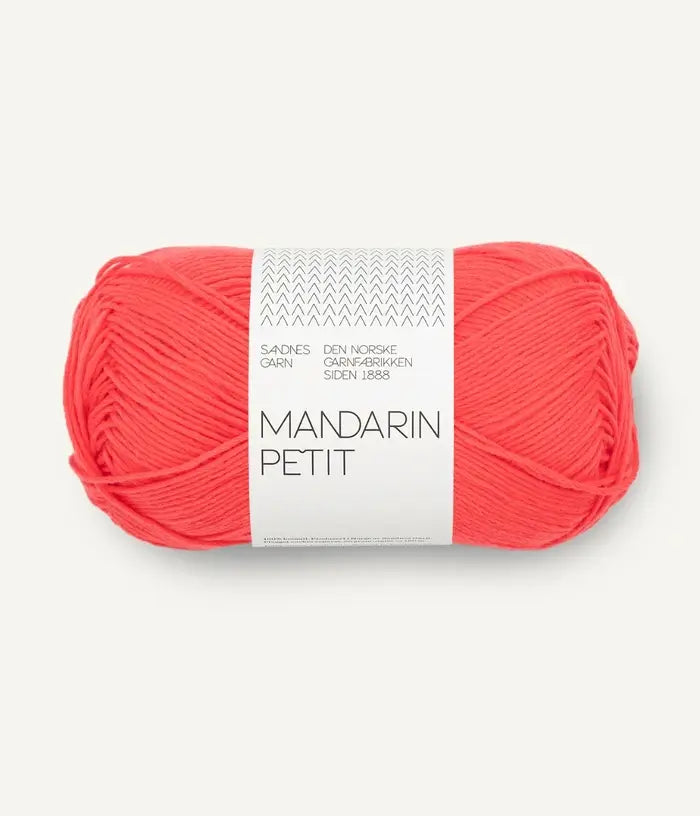 Freigestelltes Garnknäuel von Sandnes Garn Mandarin Petit Baumwolle in leuchtendem rot