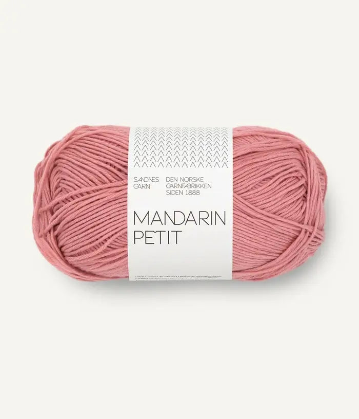 Freigestelltes Garnknäuel von Sandnes Garn Mandarin Petit Baumwolle in rosa pink