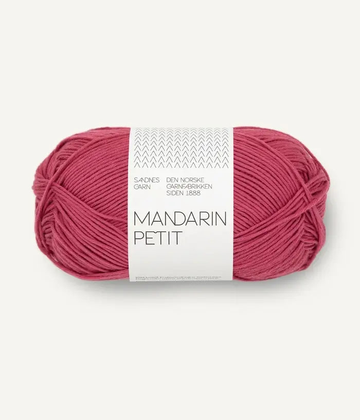 Freigestelltes Garnknäuel von Sandnes Garn Mandarin Petit Baumwolle in brombeere