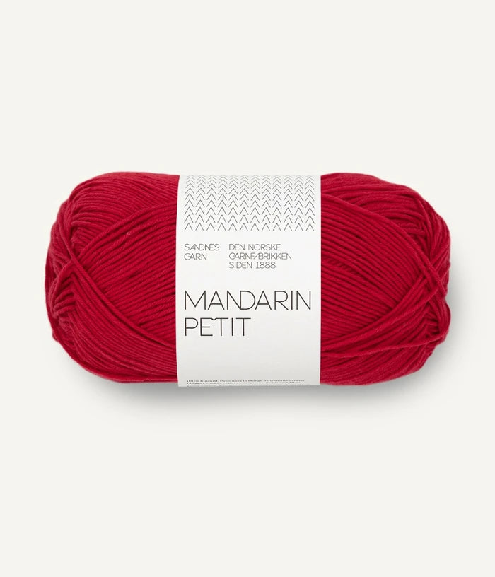 Freigestelltes Garnknäuel von Sandnes Garn Mandarin Petit Baumwolle in rot