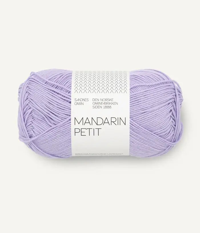 Freigestelltes Garnknäuel von Sandnes Garn Mandarin Petit Baumwolle in lavendel