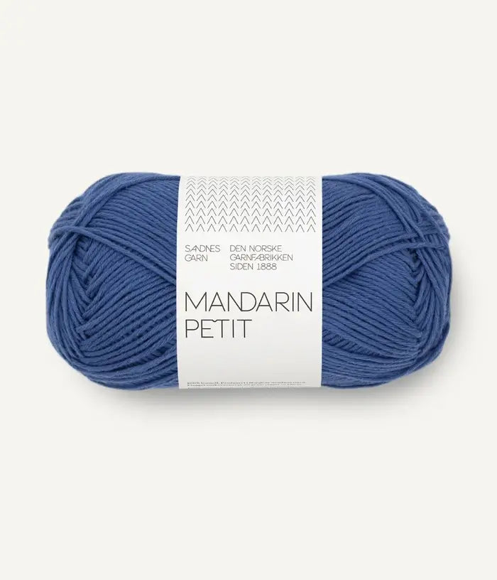Freigestelltes Garnknäuel von Sandnes Garn Mandarin Petit Baumwolle in meeres blau