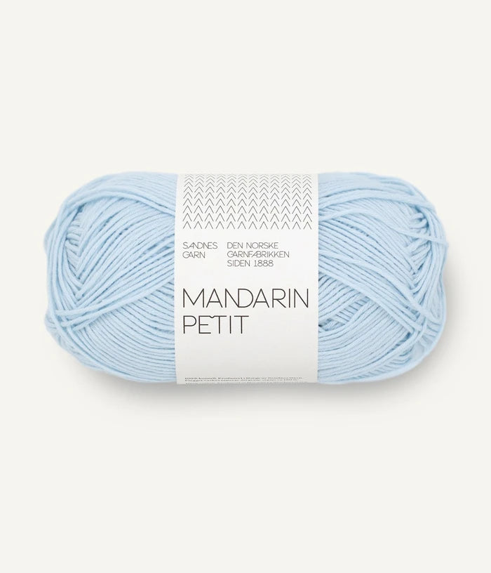 Freigestelltes Garnknäuel von Sandnes Garn Mandarin Petit Baumwolle in hellblau