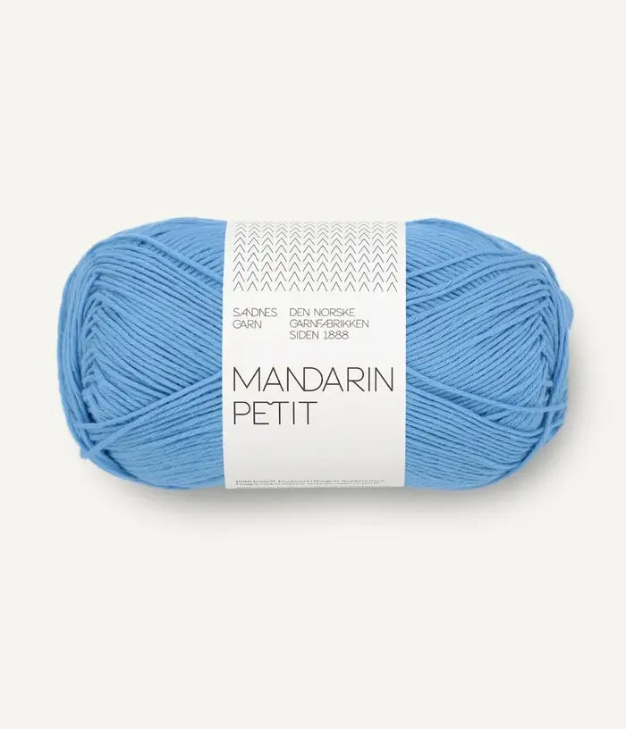 Freigestelltes Garnknäuel von Sandnes Garn Mandarin Petit Baumwolle in blau