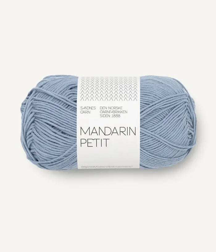 Freigestelltes Garnknäuel von Sandnes Garn Mandarin Petit Baumwolle in hortensien blau