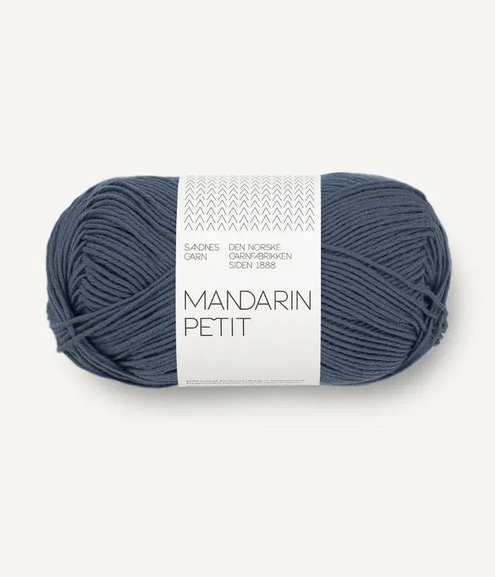 Freigestelltes Garnknäuel von Sandnes Garn Mandarin Petit Baumwolle in blaugrau