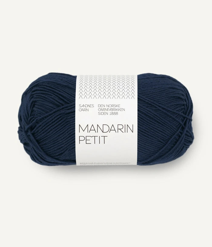 Freigestelltes Garnknäuel von Sandnes Garn Mandarin Petit Baumwolle in navy