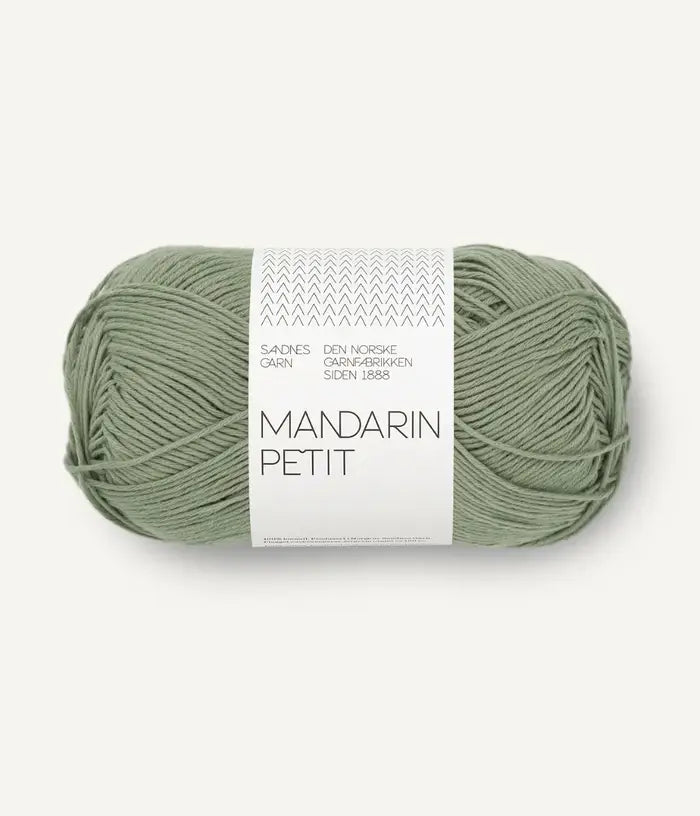 Freigestelltes Garnknäuel von Sandnes Garn Mandarin Petit Baumwolle in khaki