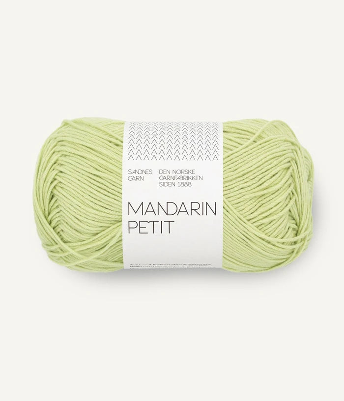 Freigestelltes Garnknäuel von Sandnes Garn Mandarin Petit Baumwolle in hellgrün