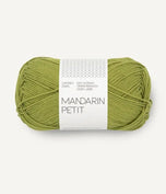 Freigestelltes Garnknäuel von Sandnes Garn Mandarin Petit Baumwolle in matcha
